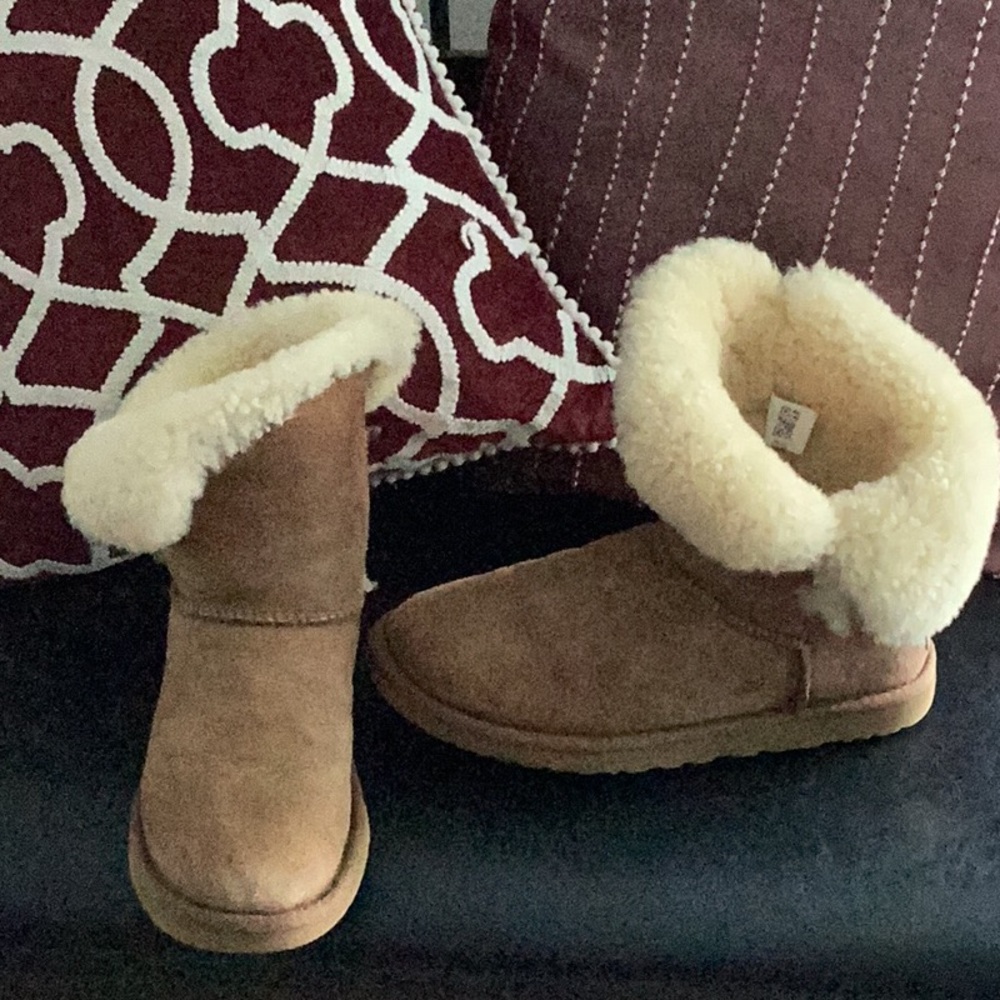 Ugg Bailey Button Size 8 - image 1